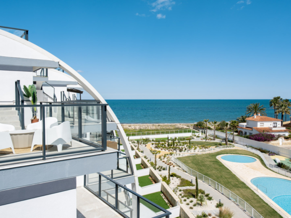 4502DEN Fantastisch modern penthouse vlak aan het strand te koop in Denia