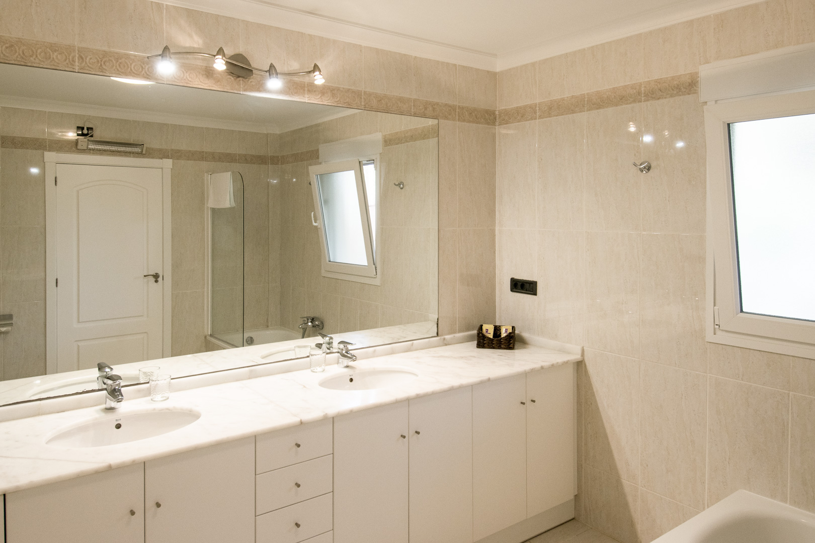 C4XY4556BEN Appartement met zeezicht te koop in luxe resort in La Fustera, Benissa