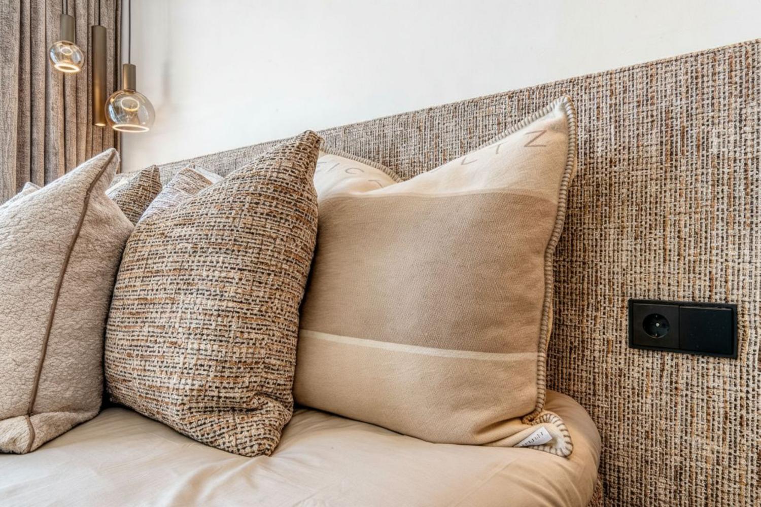 C3XY4646JAV Gerenoveerde villa met zeezicht te koop in Piver