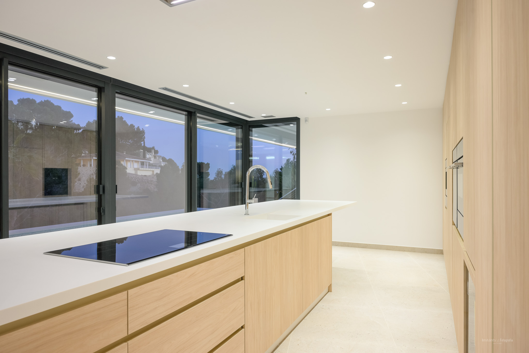 8334ALT Moderne villa met zeezicht te koop in Altea.