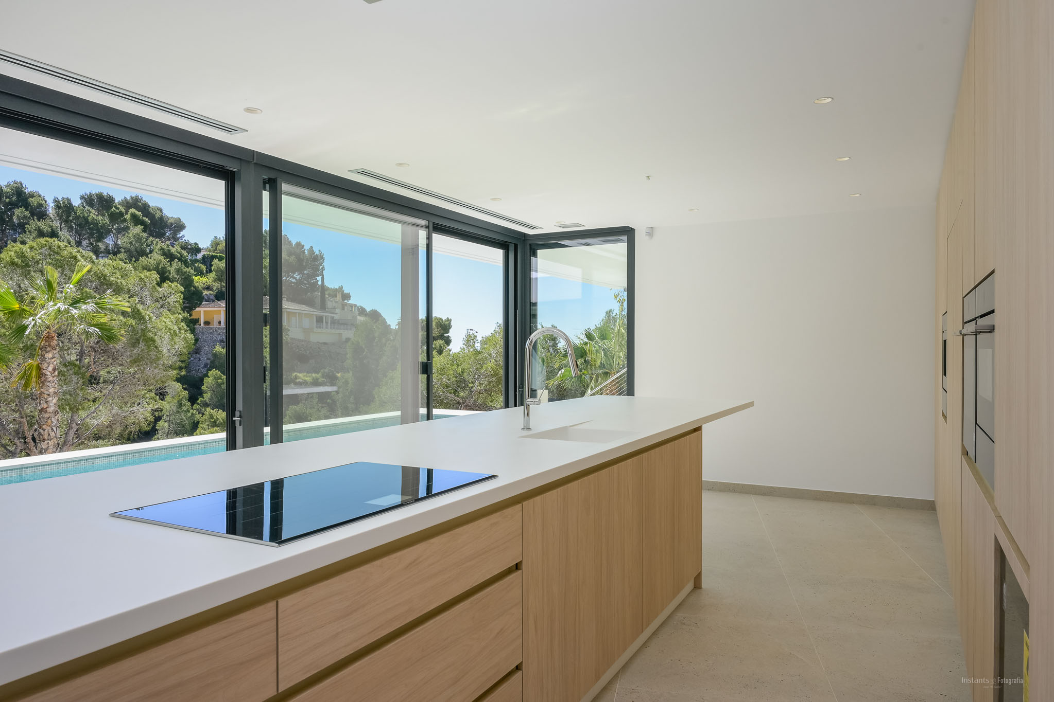 8334ALT Moderne villa met zeezicht te koop in Altea.