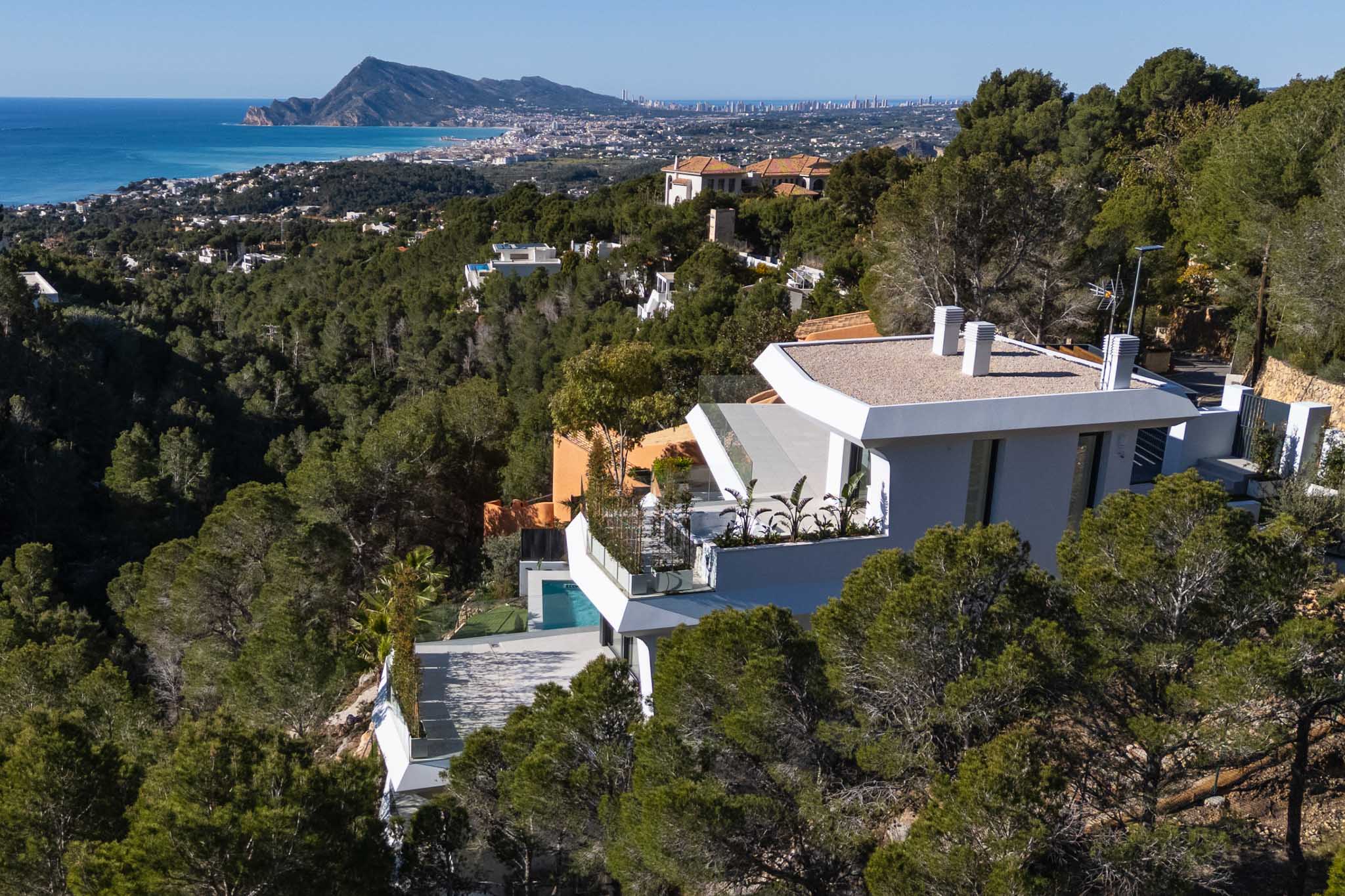 8334ALT Moderne villa met zeezicht te koop in Altea.