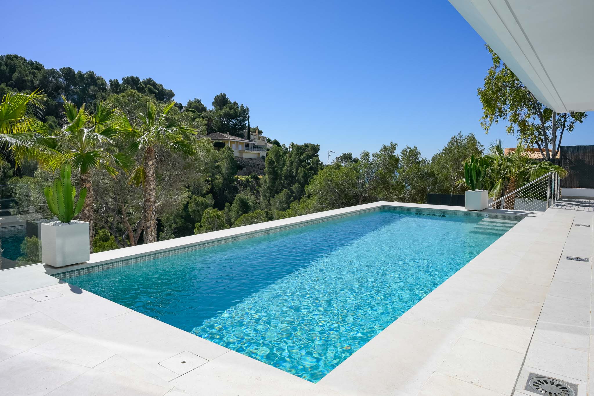 8334ALT Moderne villa met zeezicht te koop in Altea.