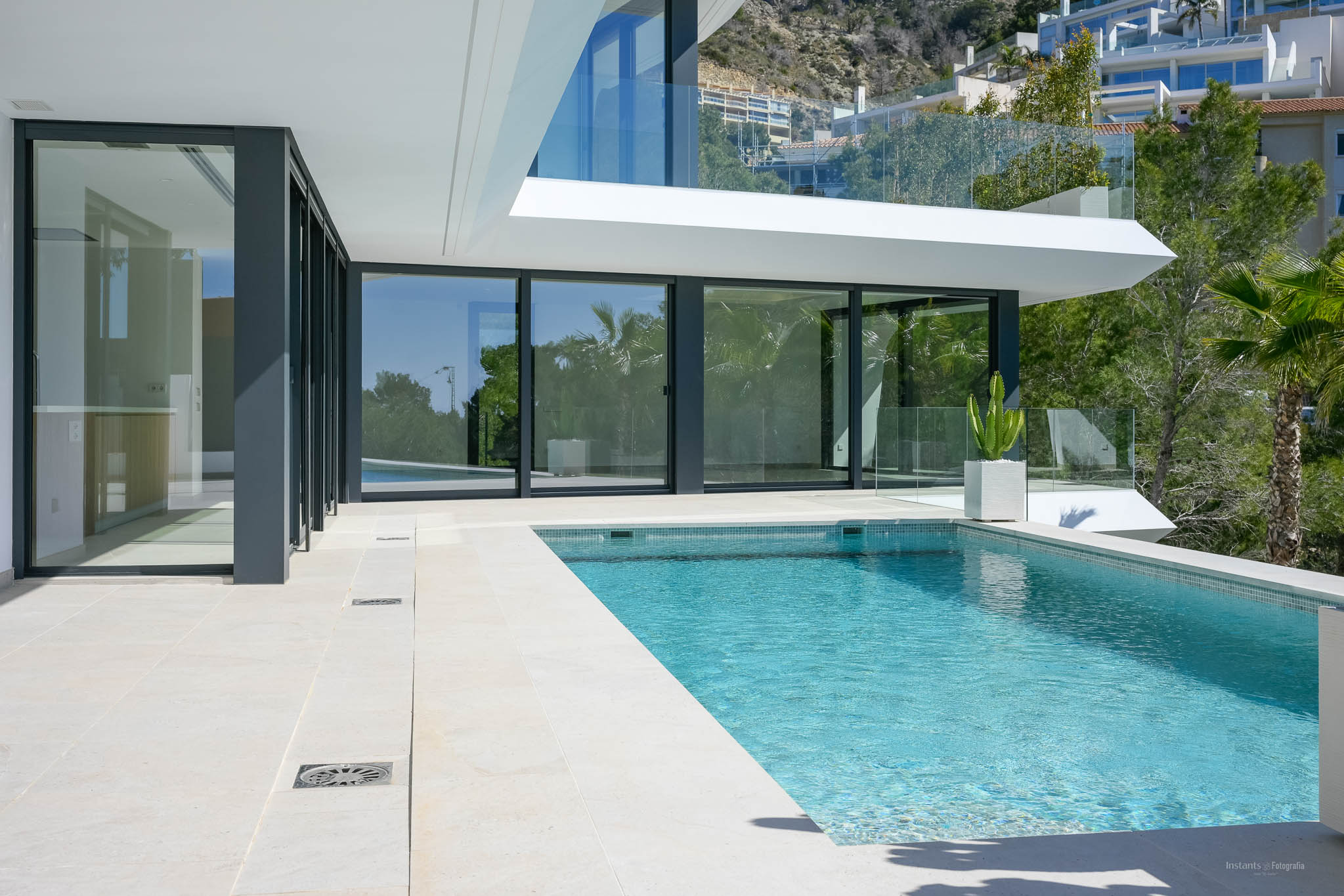 8334ALT Moderne villa met zeezicht te koop in Altea.