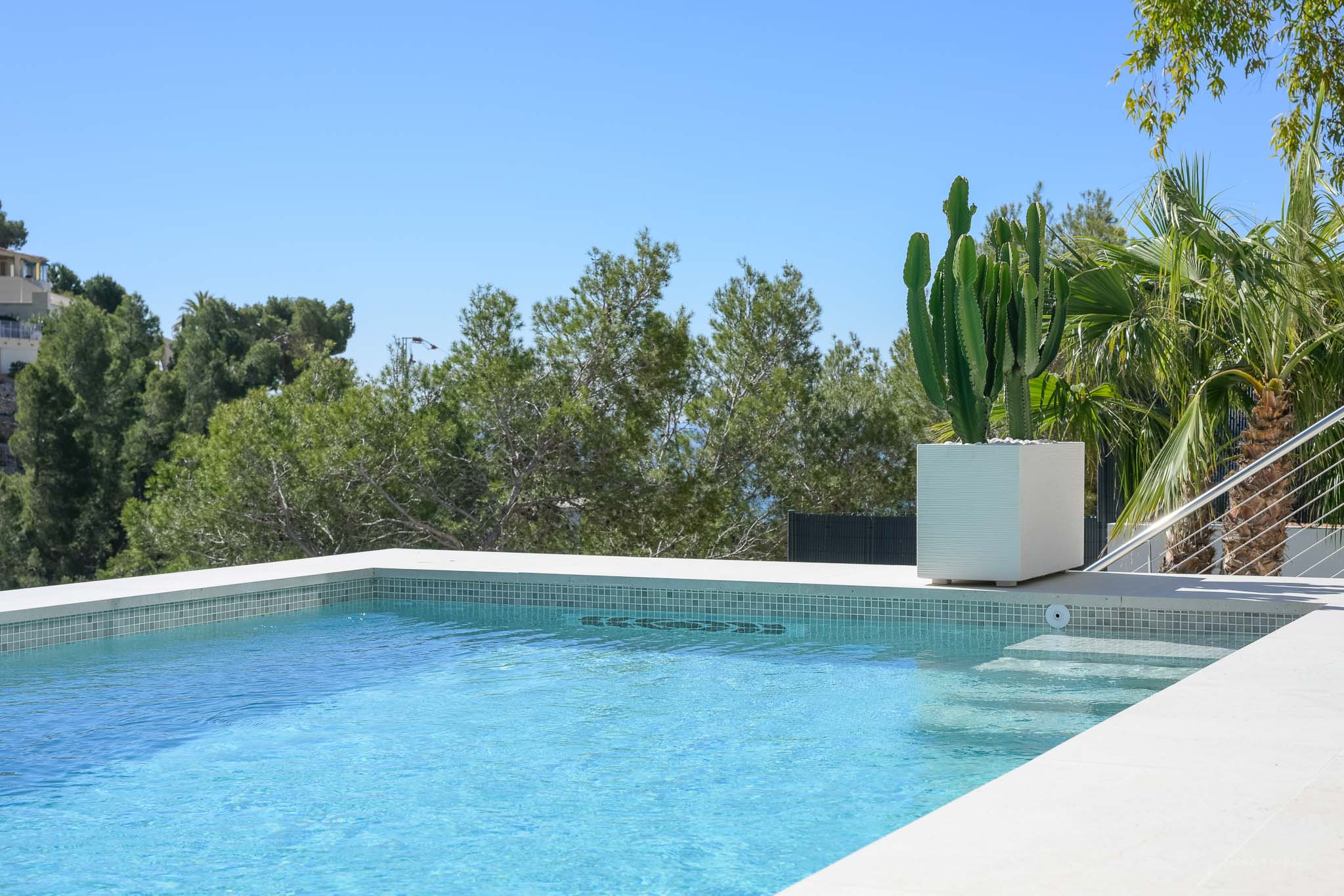 8334ALT Moderne villa met zeezicht te koop in Altea.