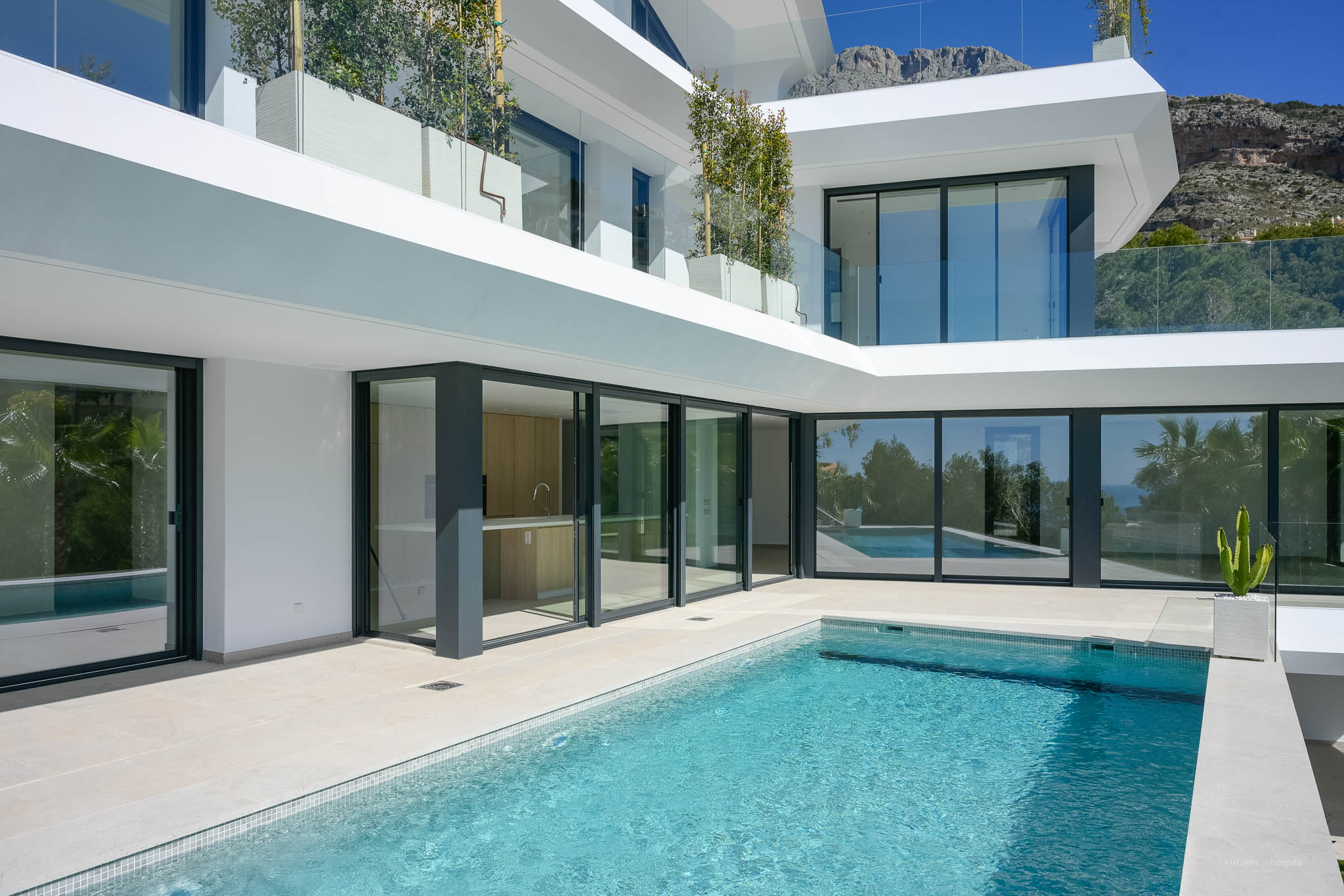 8334ALT Moderne villa met zeezicht te koop in Altea.