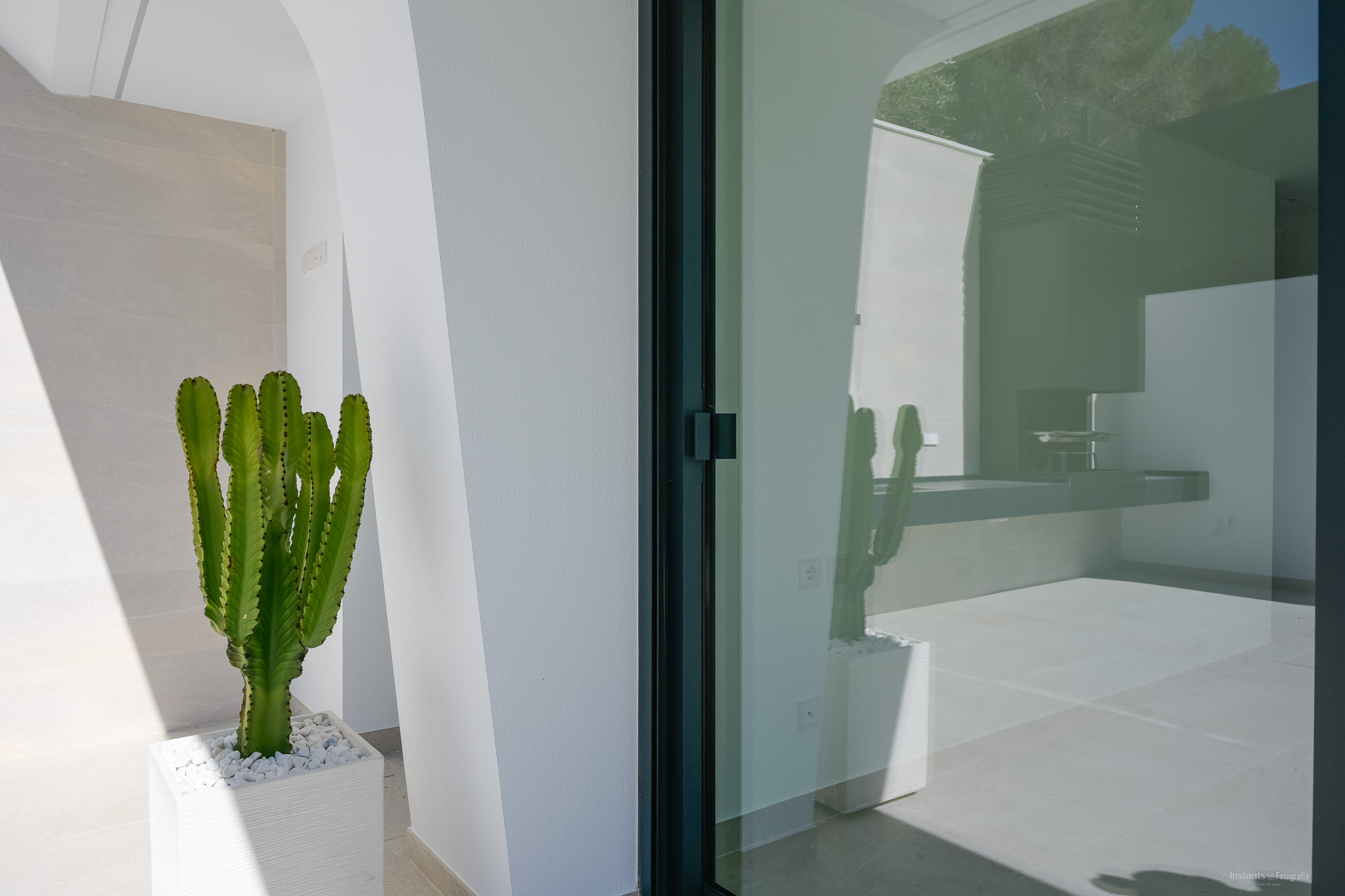8334ALT Moderne villa met zeezicht te koop in Altea.