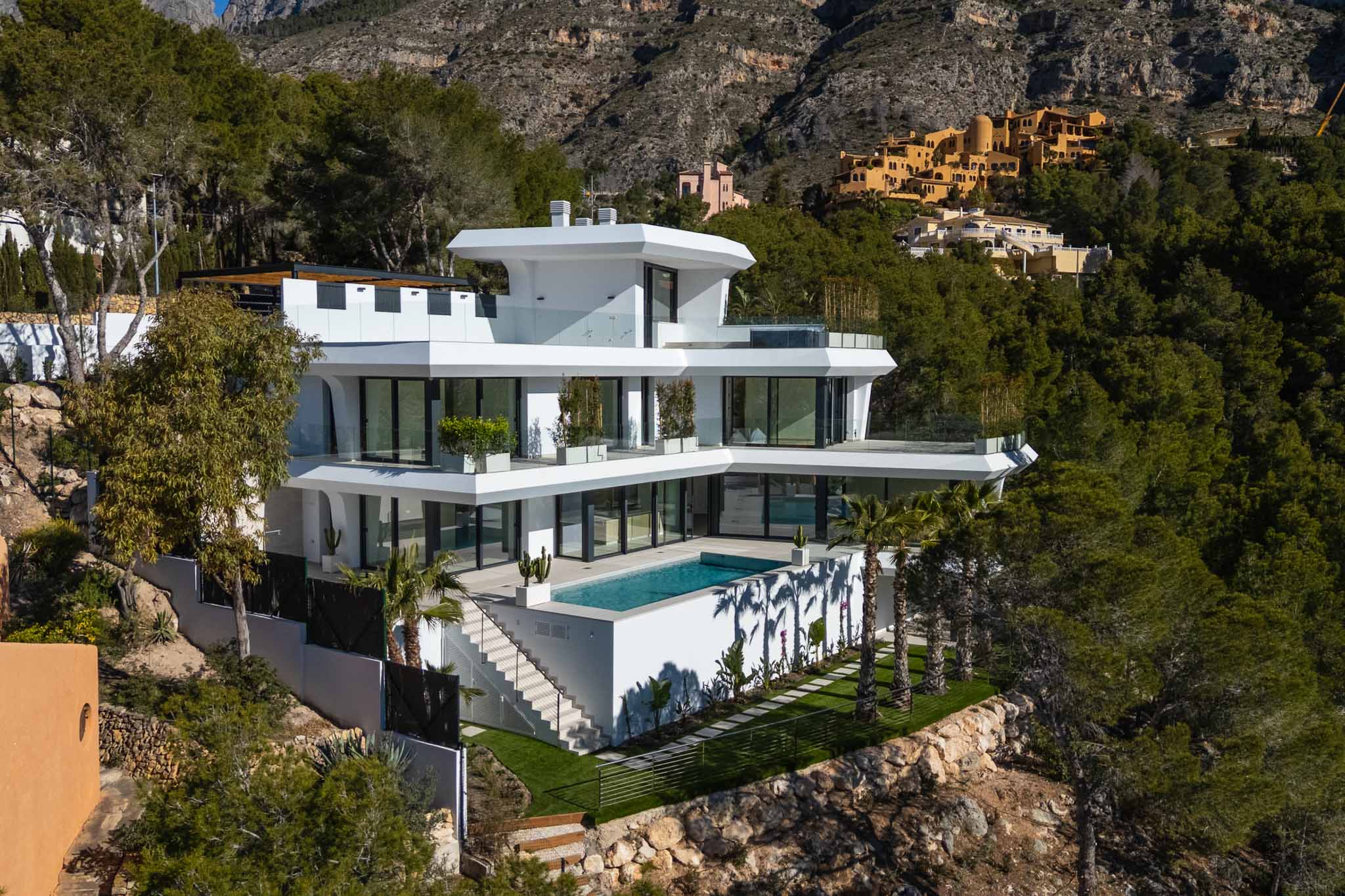 8334ALT Moderne villa met zeezicht te koop in Altea.