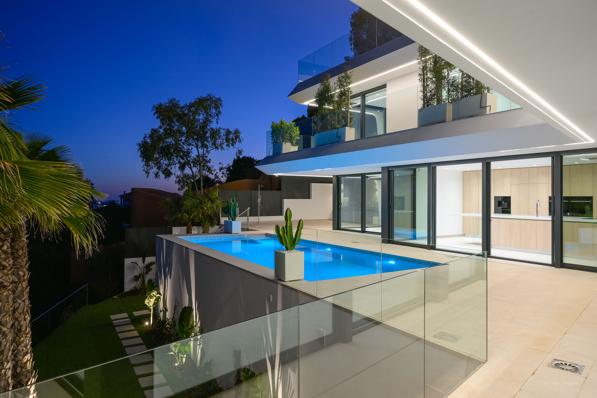 8334ALT Moderne villa met zeezicht te koop in Altea.