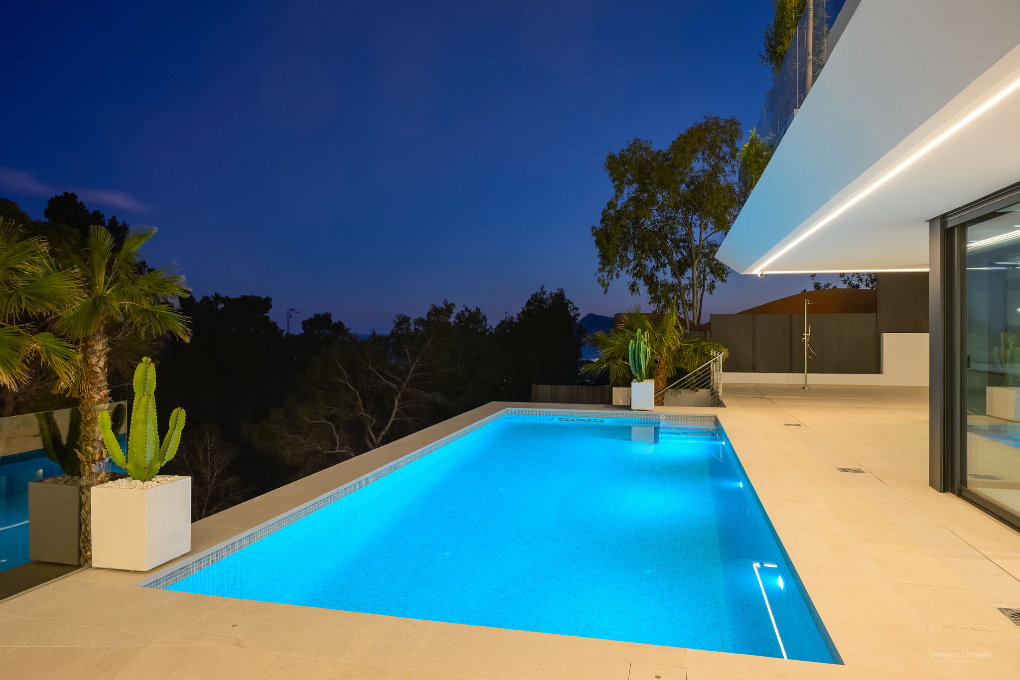8334ALT Moderne villa met zeezicht te koop in Altea.