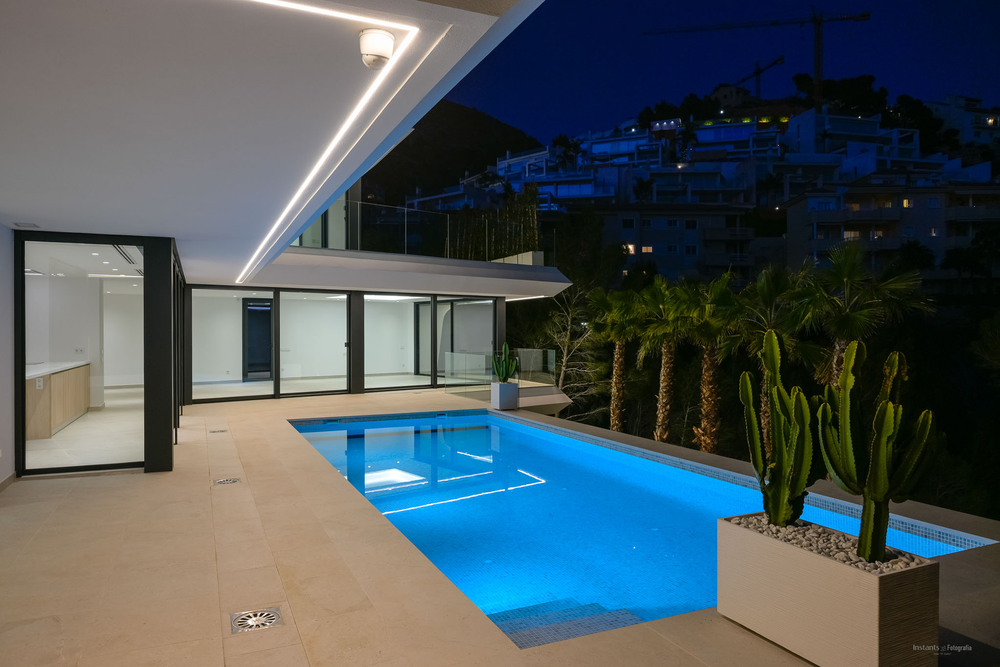8334ALT Moderne villa met zeezicht te koop in Altea.