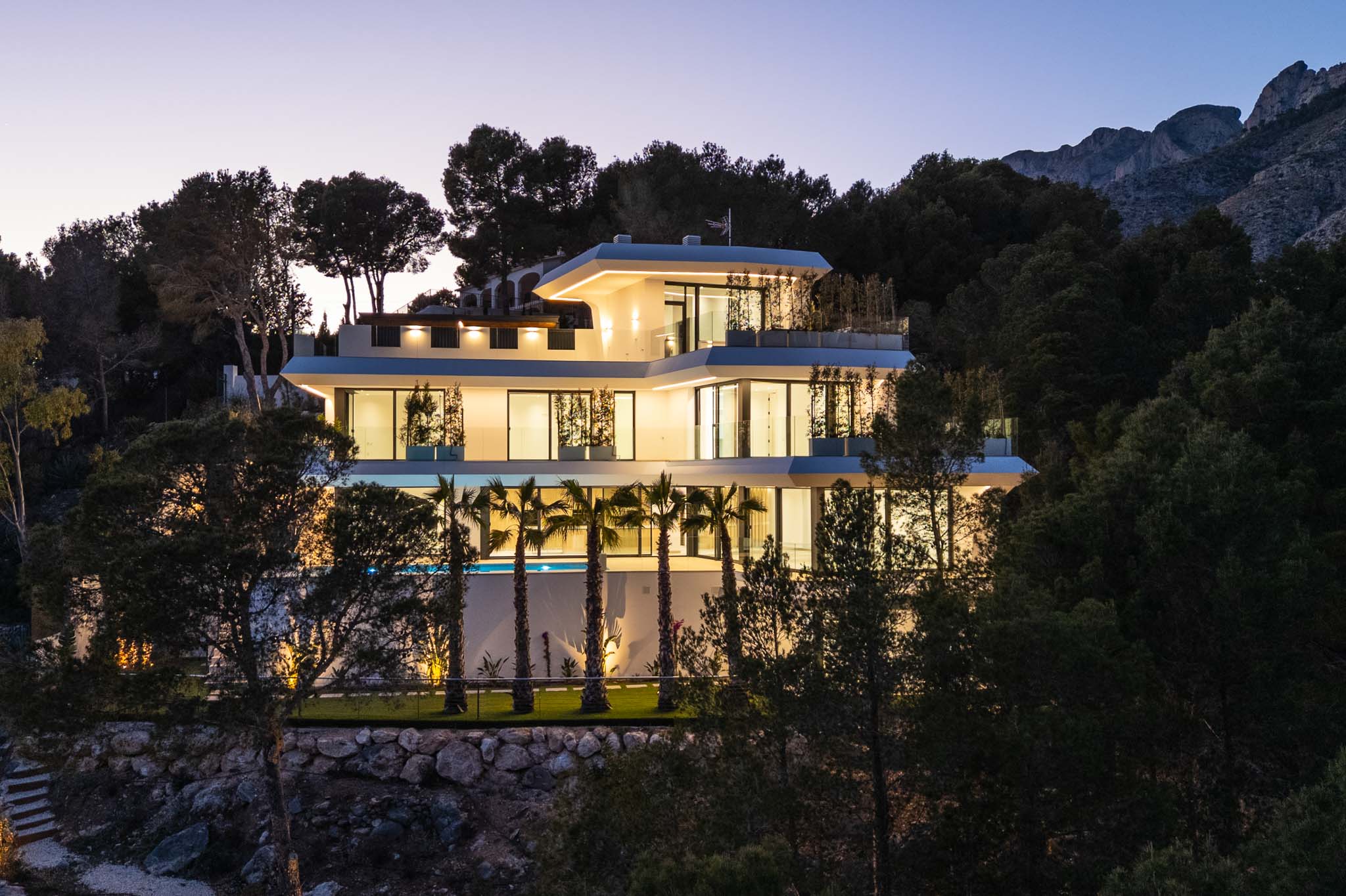8334ALT Moderne villa met zeezicht te koop in Altea.