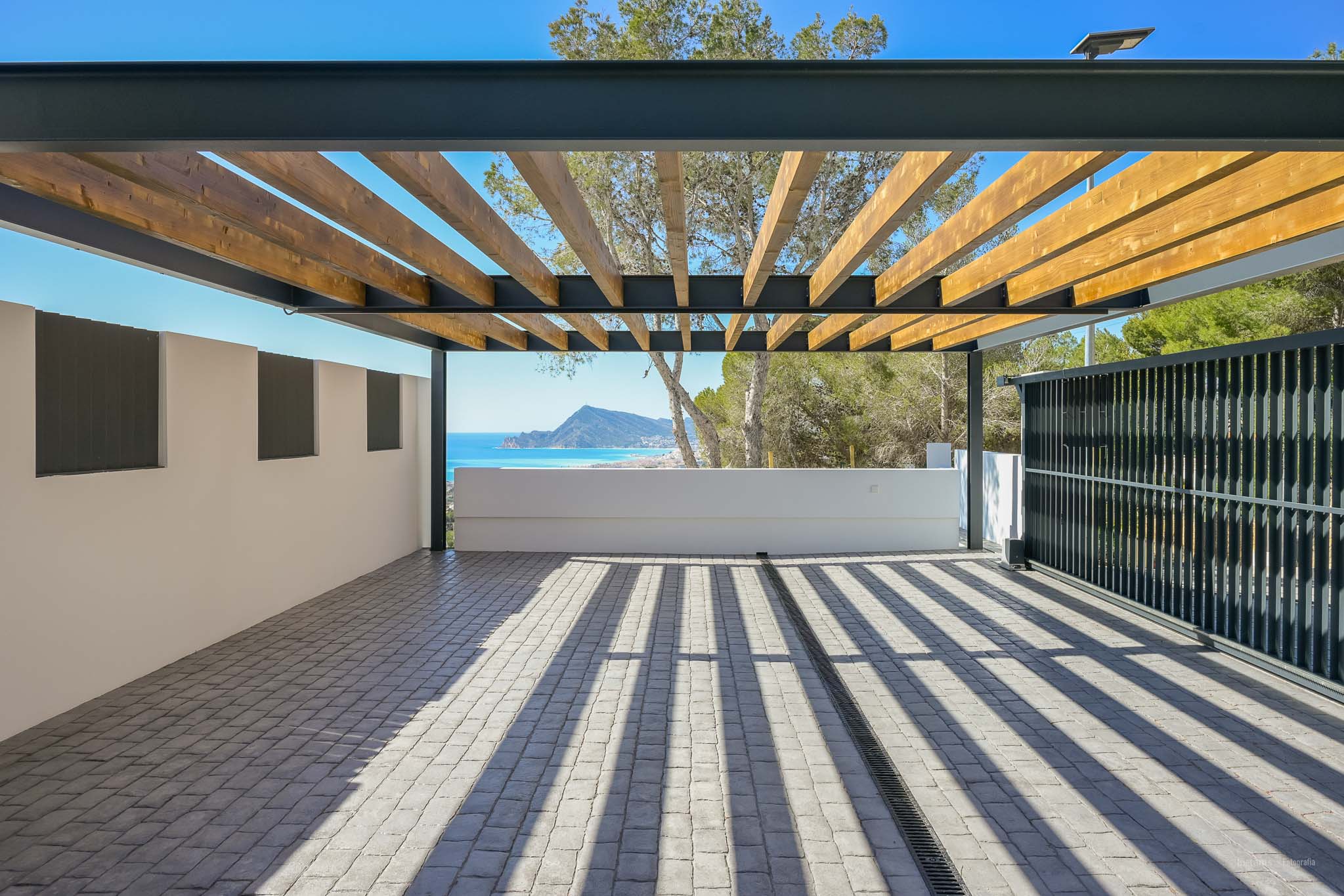 8334ALT Moderne villa met zeezicht te koop in Altea.