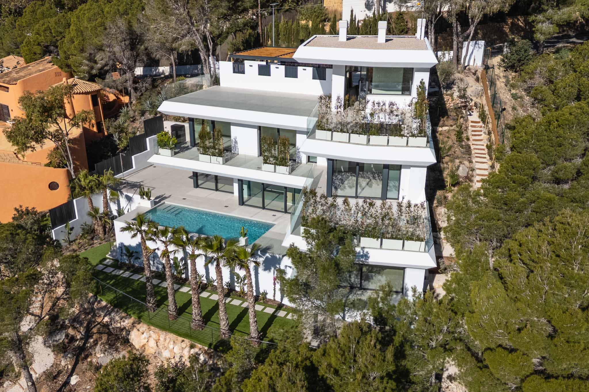 8334ALT Moderne villa met zeezicht te koop in Altea.