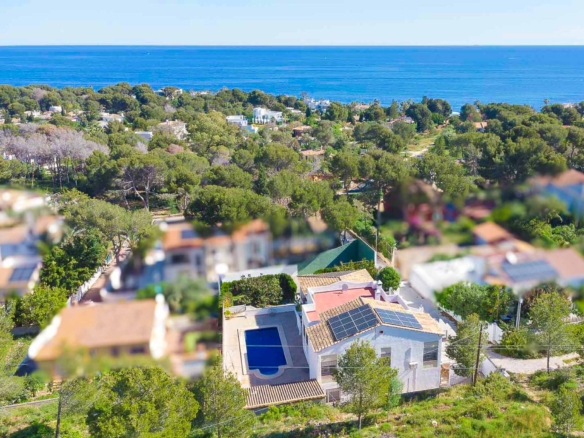 8176DEN Villa met gedeeltelijk zeezicht te koop in las Rotas, Denia