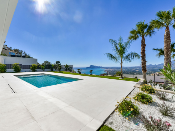C4XY8342ALT Moderne villa met uitzicht op zee en bergen te koop in Altea.