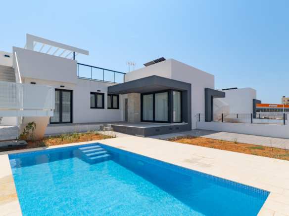 8343VER Halfvrijstaande villa te koop in El Vergel.