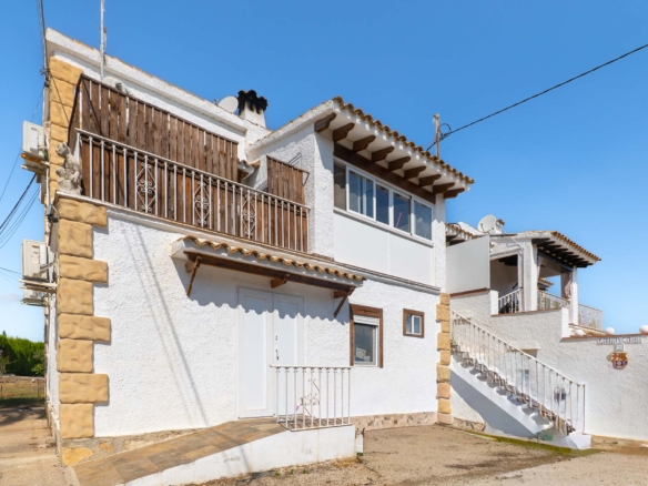 4679JAV Geschakelde woning te koop op korte afstand van het strand in Jávea
