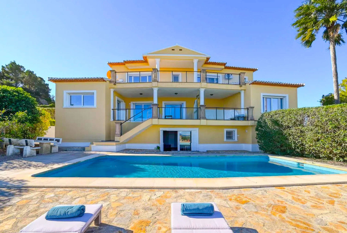 C3XY4686JAV Ruime, gerenoveerde villa met zeezicht te koop in Jávea